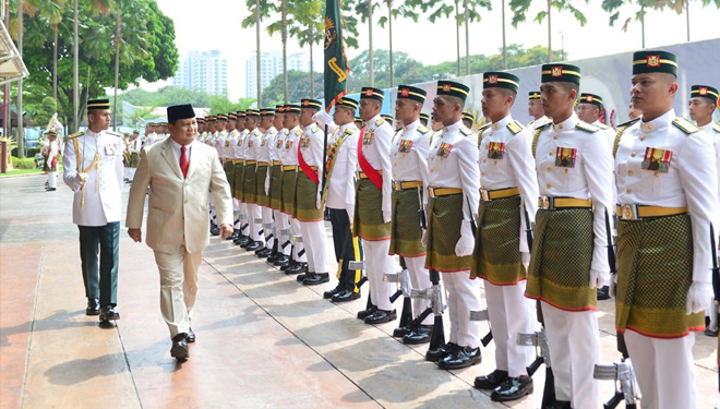 Menteri Pertahanan (Menhan) Prabowo Subianto yang tiba di Kemenhan Malaysia disambut upacara jajar kehormatan. (FOTO: Kemenhan RI)