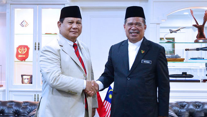 Menhan RI Prabowo Subianto bersama Menhan Malaysia YB Tuan Haji Mohamad bin Sabu, di kantor Kementerian Pertahanan Malaysia, Kuala Lumpur. (FOTO: Kemenhan)