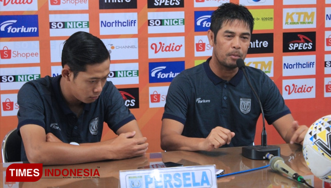 Pelatih Persela, Nil Maizar (kanan) didampingi Birul Walidain dalam sesi konferensi pers. (FOTO: MFA Rohmatillah/TIMES Indonesia)