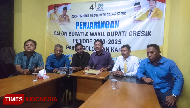 Ketua PK Partai Golkar saat mengantarkan berkas pendaftaran atas nama Moh Qosim ke DPD Partai Golkar Gresik (Foto: Akmal/TIMES Indonesia).