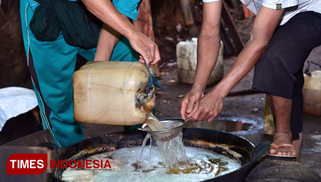 H. Samsuddin (38) salah satu pengrajin gula aren saat dikunjungi tim Humas Lombok Barat di Dusun Kedongdong Atas, Rabu (13/11) kemarin. (FOTO: AJP TIMES Indonesia)