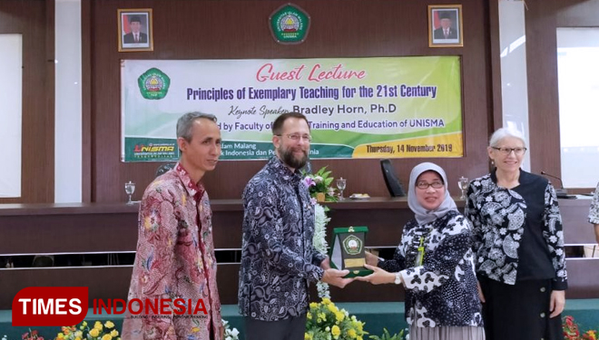 Penyerahan cindera mata kepada Dr. Bradley Horn sebagai Narasumber Guest Lecture. (FOTO: AJP TIMES Indonesia)