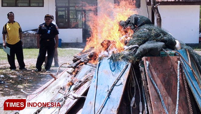 Petugas gabungan saat membakar alat tangkap trawl. (Foto: Akmal/TIMES Indonesia)