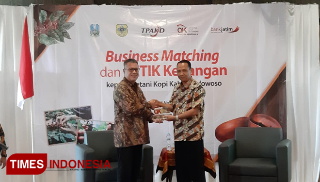 TPAKD melalui BPD Jawa Timur secara simbolis memberikan kredit pembiayaan kepada Perwakilan Poktan (FOTO: Moh Bahri/TIMES Indonesia). 