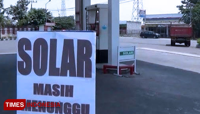 Solar langka di kawasan Mojokerto. (FOTO: Rizki Daniarto for TIMES Indonesia)