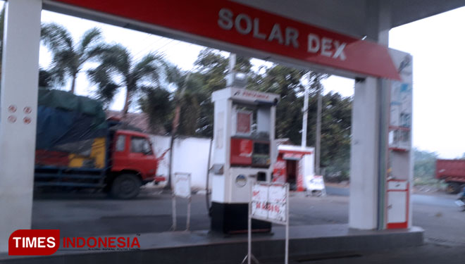 Solar dan Solar Dex kosong di SPBU Pantura Sumberasih, Probolinggo, Rabu. (foto: Iqbal/TIMES Indonesia)