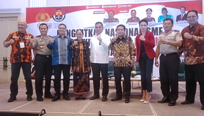 Sukmawati Soekarnoputri bersama dengan sejumlah pemateri yang mengisi Focus Group Discussion (FGD) Divisi Humas Polri. (FOTO: Kongkrit.com)