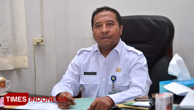 Kepala BKDPSDM Lombok Barat, Suparlan di ruang kerjanya, Rabu (13/11/2019). (FOTO: AJP TIMES Indonesia)