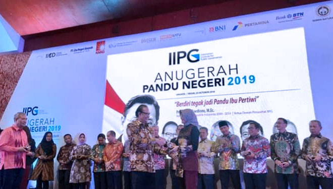 Bupati Probolinggo, P. Tantriana Sari saat menerima penghargaan IIGC. (foto: Humas Protokol)