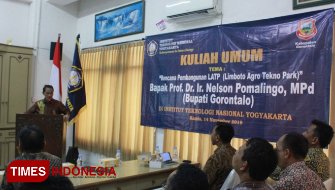 Bupati Gorontalo, Prof Dr Ir Nelson Pomalingo M.Pd saat menyampaikan materi pada kuliah umum di kampus ITNY, Kamis (14/11-2019). (FOTO: Humas ITNY/TIMES Indonesia)