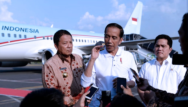 Presiden RI Jokowi saat melayani pertanyaan wartawan di Bandara Radin Inten II, Bandar Lampung, Lampung, Jumat (15/11/2019) sore. (FOTO: Setkab)