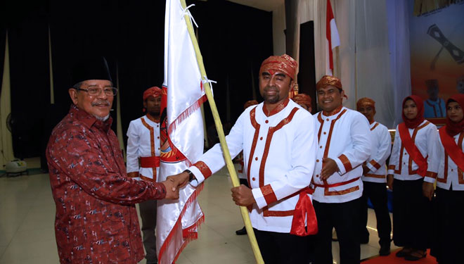 Penyerahan bendera Sibualamo oleh Gubernur KH Abdul Gani Kasuba kepada Ketua Umum Saifuddin Djuba. (Foto: glen Ipi for TIMES Indonesia)