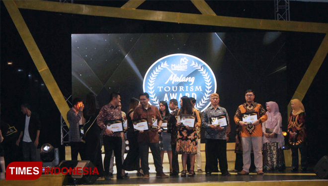 Some award given to the tourism industry in Malang at the Malang Tourism Award. (Picture by: Binar Gumilang/TIMES Indonesia)