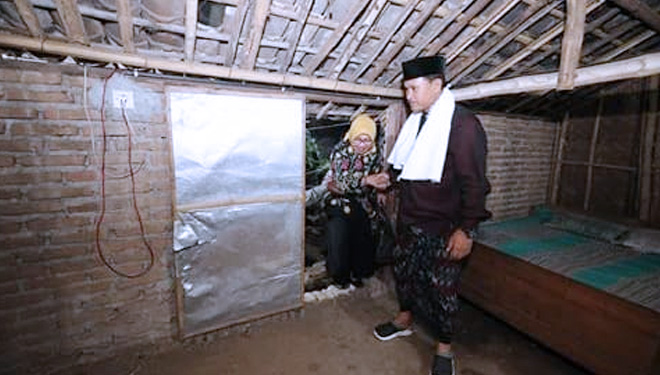 Wali Kota Madiun H. Maidi bersama istri menginap di salah satu rumah warga. (FOTO: Istimewa)