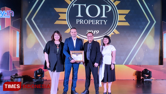 Rami Hajjar, Country Leader Signify Indonesia (kanan) menerima penghargaan Top Property Award untuk merk Philips dalam kategori lampu LED. Dengan produk lampu LED Philips, Signify terus memimpin pasar pencahayaan di Indonesia. (FOTO: Savitri for TIMES Ind