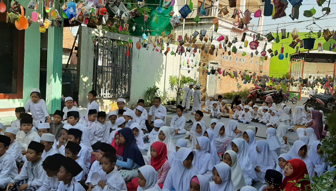 Kemeriahan perayaan Maulid Nabi di Halaman SDI Baitul Mukmin Surabaya, Sabtu (16/11/2019). (Foto: Istimewa)