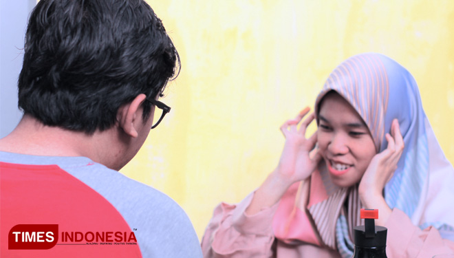 Seorang Sahabat Kelingking sedang memberi semangat kepada salah satu 'Kawan Kamar' dalam Komunitas Kamar Merasa (foto : Widya Amalia /TIMES Indonesia)