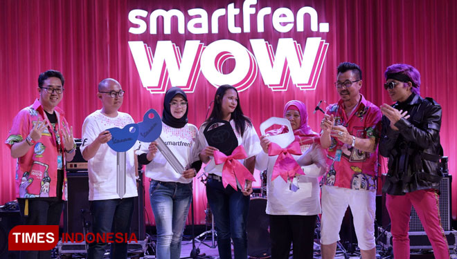 Pemenang undian rumah Smarfren WOW tahap kedua diraih oleh Miftahul Jannah pelanggan Smartfren asal Singosari, Malang, Jawa Timur. (Foto: Smartfren)