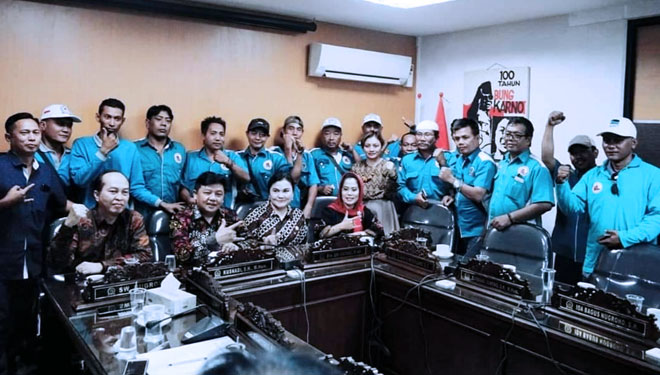 Ketua Fraksi PDI Perjuangan DPRD Jawa Timur Sri Untari, pada saat menerima para sopir rangki. (foto: Istimewa)