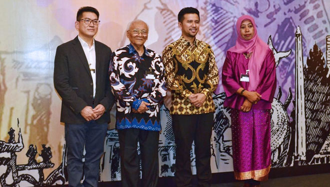 Wagub Emil bersama Halim Rusli (kiri) dalam acara deklarasi Yayasan Surabaya Peduli Bangsa di Gedung Graha, Jumat (15/11/2019). (Foto: Istimewa)