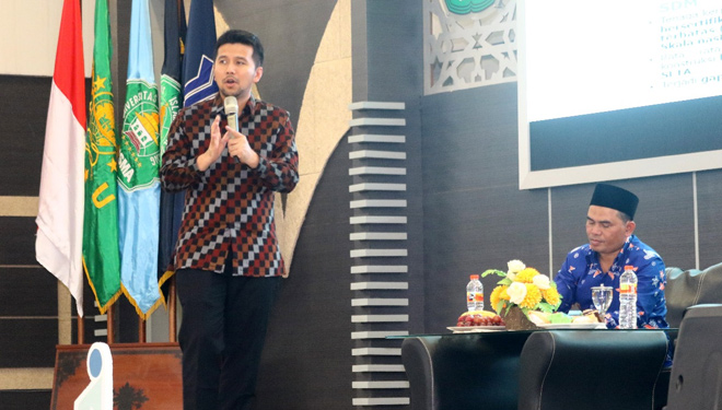 Wakil Gubernur Jawa Timur Dr.H.  Emil Elistiano Dardak M Sc membahas strategi serta tantangan yang akan dihadapi para insinyur teknik sipil kedepannya, hari ini (16/11/2019) (foto: Istimewa)