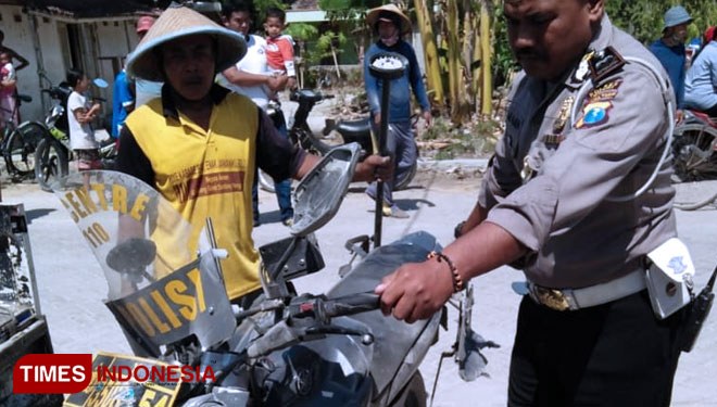 Sepeda motor dinas yang dikendarai Wakapolsek Pangkur rusak berat akibat kecelakaan. (Foto: Ardian Febri Tri H/TIMES Indonesia) 