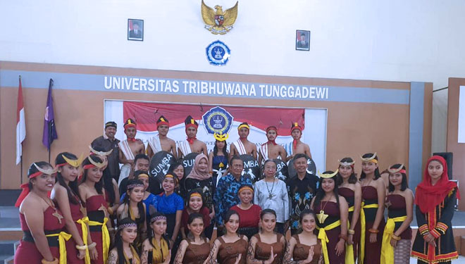 Puluhan mahasiswa Unitri Malang yang menampilkan tarian dan pakaian adat. (Foto: Istimewa)