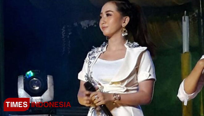Kades cantik Angely Emitasari tampil di pembukaan turnamen bola voly Ansor Turi Cup, Jumat, (15/11/2019). (Foto: Zainal/AJP TIMES Indonesia)
