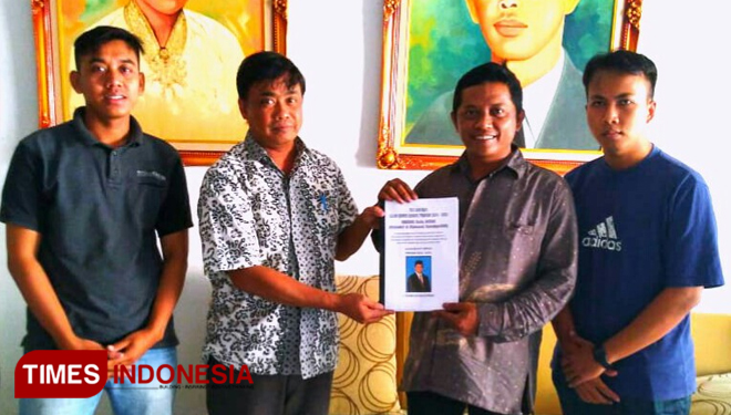 Bambang Hirlananda saat mengembalikan berkas ke Partai Golkar Gresikm (Foto: Istimewa).