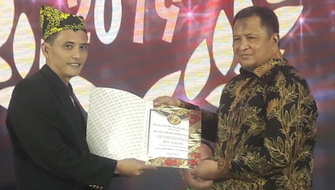 Penghargaan diterima langsung oleh Sekretaris Daerah Kabupaten Bondowoso Syaifullah (kanan). (FOTO: Istimewa)