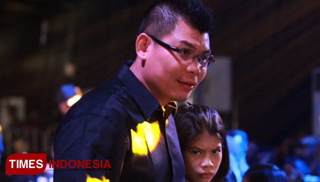Chris John saat menonton gelaran tinju dunia Mahkota Bpxing Series Kota Batu. Minggu, 17/11/2019. (FOTO: Tria Adha/TIMES Indonesia)