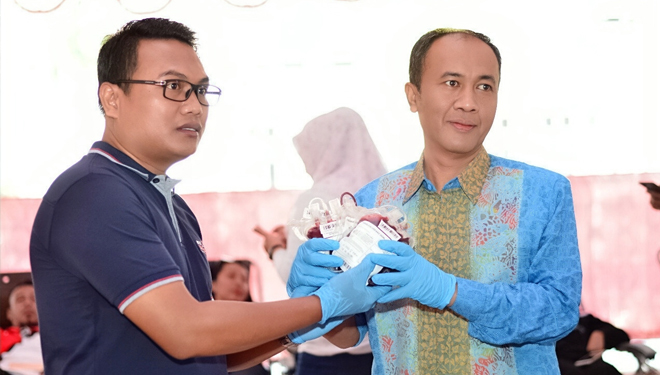Bupati Lombok Barat Fauzan Khalid (Kanan) bersama Sekretaris PMI Lombok Barat, Ahmad Mustarudin Efendi dalam sebuah acara di Lombok Barat.(Foto: Istimewa)
