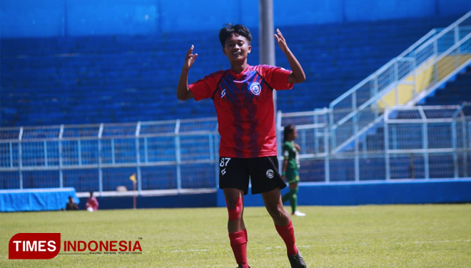 Ekspresi Anisya Widyawati usai cetak gol ke gawang Persebaya Surabaya Putri di Stadion Kanjuruhan Kabupaten Malang pada Minggu (17/11/2019)