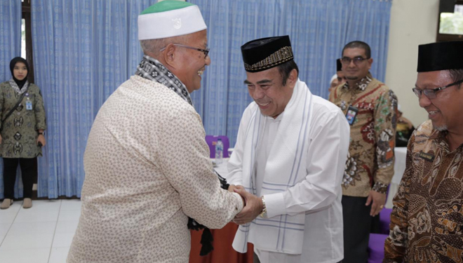 Menteri Agama Fachrul Razi saat bertemu Ketua Himpunan Ulama Dayah Aceh Tgk H Marhaban Bakongan, Minggu (17/11/2019) di Aceh. (FOTO: kemenag)