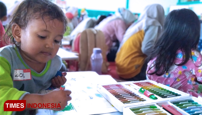 Anak usia dini ketika mewarnai diajang Family Colouring di GOR Sasana Krida Kota Kraksaan, Kabupaten Probolinggo.(FOTO: Dicko W/TIMES Indonesia)