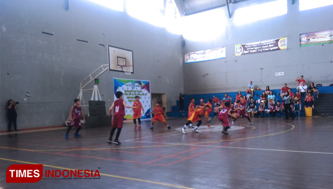 Klub peserta kompetisi PERBASI CUP 2019 berfoto bersama sebelum bertanding.(FOTO: Pamula Yohar C/TIMES Indonesia)