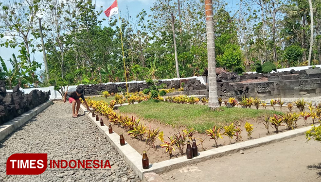 Panitia sedang menyiapkan lentera untuk menerangi Candi Simping sebagai tempat digelarnya Getih Getah Gula Klapa, Minggu (17/11/2019). (Foto: Sholeh/ TIMES Indonesia)