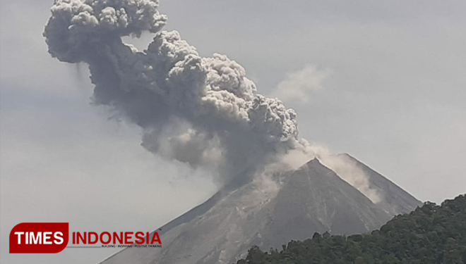 Gunung Merapi ketika meletus. (FOTO: Twitter BPPTKG/TIMES Indonesia)