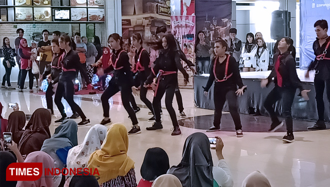 Penampilan apik dari salah satu peserta kompetisi KPOP Dance Cover di Atrium PCC. (FOTO: Marhaban/TIMES Indonesia)