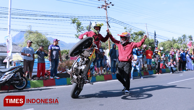 Aksi para Freestyler yang meramaikan KWB Super Adventure yang digelar di Balai Kota Among Tani. (FOTO: Muhammad Dhani Rahman/TIMES Indonesia)