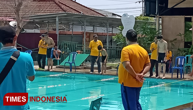 Salah satu nomer tanding peserta SMP ajang renang antar pelajar di kolam renang kenari Waterpark (Foto: Kusnadi /TIMES Indonesia)