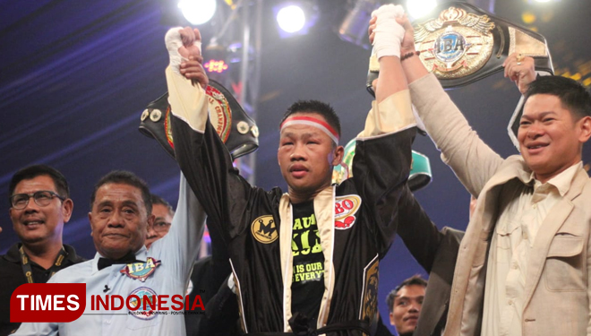 Daud Cino Yordan menyambet juara kelas ringan versi IBA dan WBO di Mahkota Boxing Series Kota Batu, Minggi, (17/11/2019). (FOTO: Tria Adha/TIMES Indonesia)