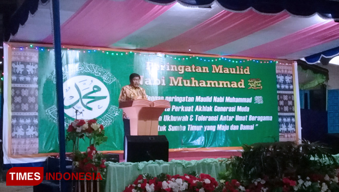 Wakil Bupati Sumba Timur, Umbu Lili Pekuwali dalam menyampaikan sambutannya perayaan Maulud Nabi Muhammad SAW di Masjid Agung Aljihad Waingapu. (FOTO: Habibudin/TIMES Indonesia)