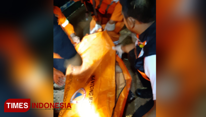 Salah satu korban ditemukan oleh Tim Penyelamat Bontang. (Foto: BPBD Bontang For TIMES Indonesia)