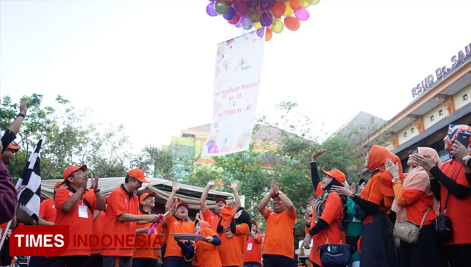 Pelepasan peserta Jalan Sehat dan Fun Bike oleh Plt Direktur RSSA Malang Dr. dr. Kohar Hari Santoso, Sp.An., KIC, KAP. (Foto: Naufal Ardiansyah/TIMES Indonesia)