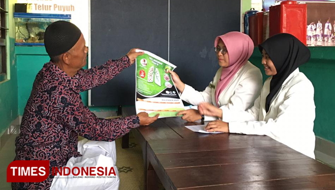 Mahasiswa UII ketika menyosialsiasikan pencegahan dan bahaya penyakit TB dan PHBS kepada warga Desa Candi Winangun. (FOTO: Istimewa/TIMES Indonesia)