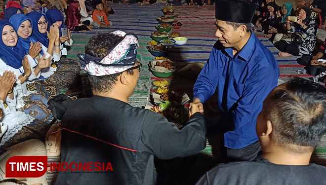 Ketua DPRD Ponorogo Sunarto tasyakuran bersama para pengrajin reyog, gamelan, dan batik. (foto: Marhaban/TIMES Indonesia)