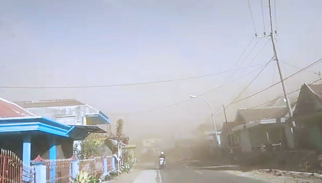 Badai debu di Desa Sumberbrantas, Kota Batu. (FOTO: Jatimnow.com)