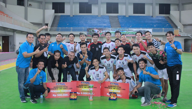 Tim Blitar Putra foto bersama usai menjuarai Kejurda Futsal piala Asosiasi Futsal Jawa Timur 2019, Minggu (17/11/2019). (FOTO: Istimewa)
