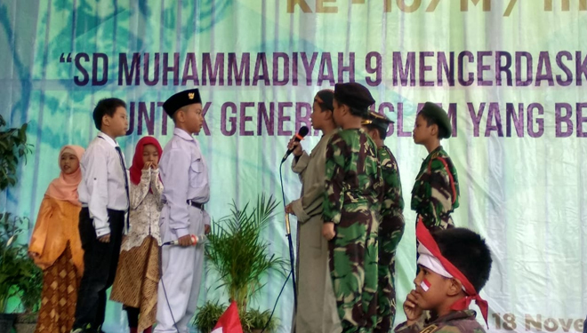 Pementasan drama kolosal Jendral Sudirman oleh siswa kelas 4 SDM 9 Kota Malang dalam memperingati Milad Muhammadiyah ke- 107, Senin (18/11/2019). (FOTO: Istimewa)